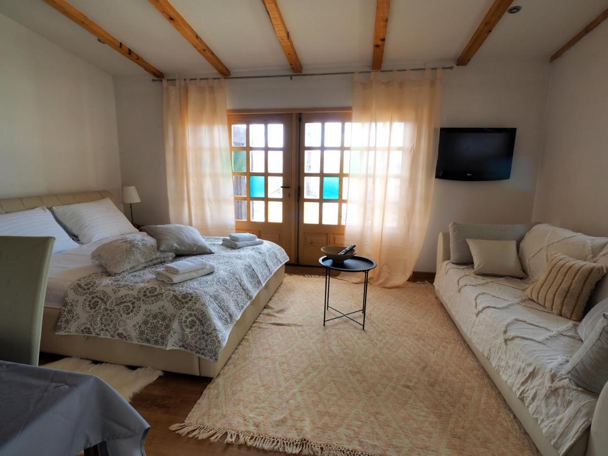 Guest House Sara Latin Екстериор снимка